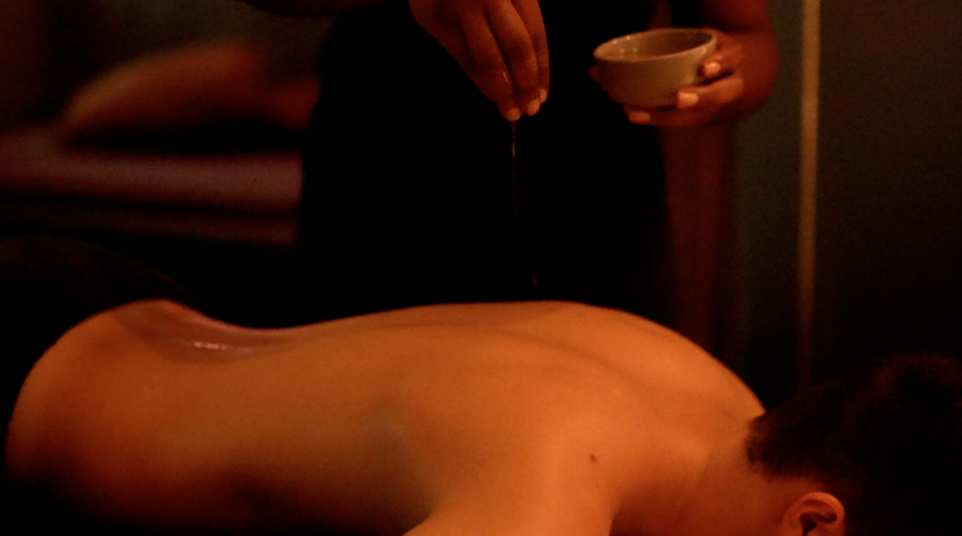 Masaje en espalda de hombre Masaje en espalda de hombre